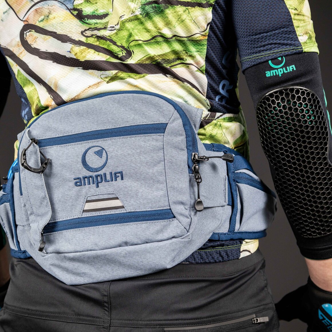 Amplifi hip pack worn by a cyclist. © Sport Kessler GmbH