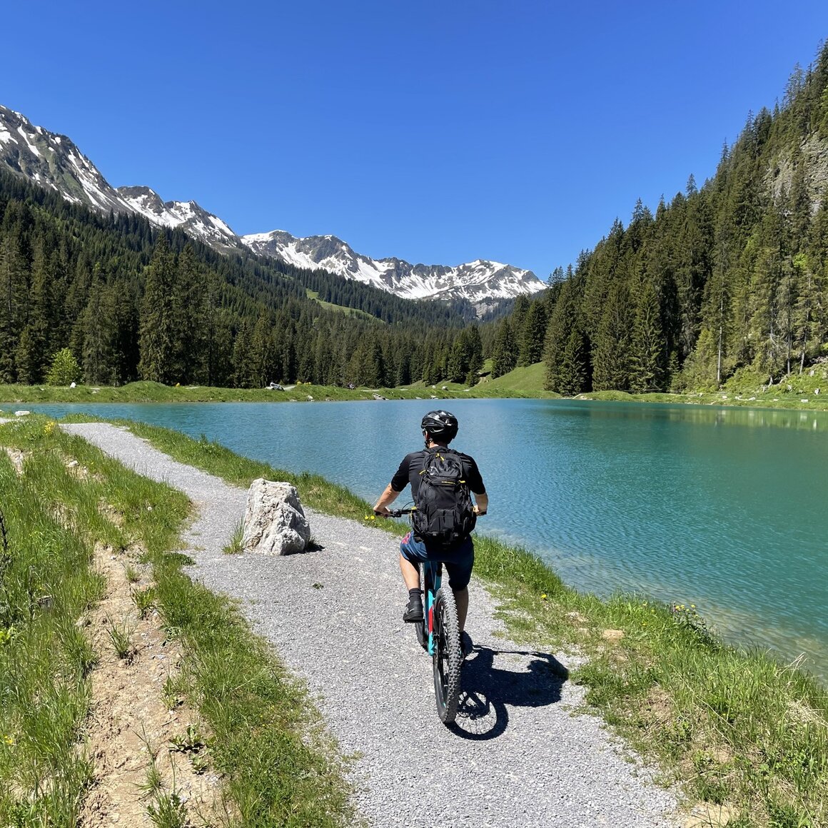 Radfahrer an einem Bergsee © Walser BikeTours